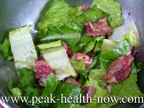 Paleo Diet Salad romaine lettuce and sirloin steak